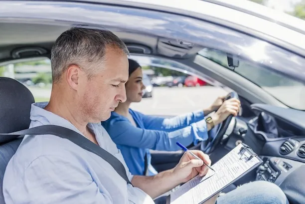 Clases teóricas y prácticas en vehículos modernos y seguros